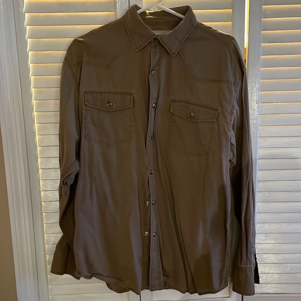 Snap shirt with brown snaps